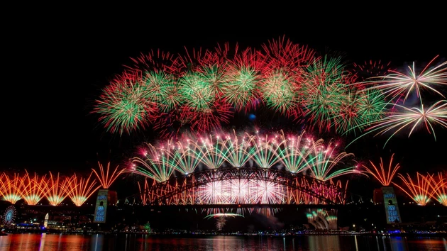 Un espectáculo pirotécnico despierta la admiración de los presentes al dar la bienvenida al Año Nuevo 2026 en el puente del puerto de Sídney, Australia.