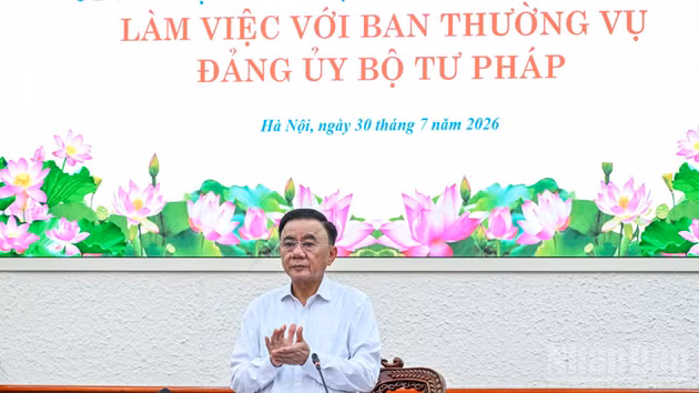 El miembro permanente del Secretariado del CC del PCV, Truong Cam Tu, en la cita. 