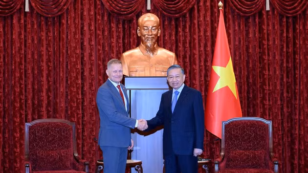 El secretario general del Partido Comunista y presidente de Vietnam, To Lam, recibe al embajador de Dinamarca, Nicolai Prytz.