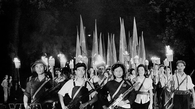 En mayo de 1964 se lanza en Hanói el movimiento “Tres Listos”, que pronto se extiende por todo el Norte y contribuye de forma decisiva a la victoria en la resistencia contra Estados Unidos. (Foto: VNA)