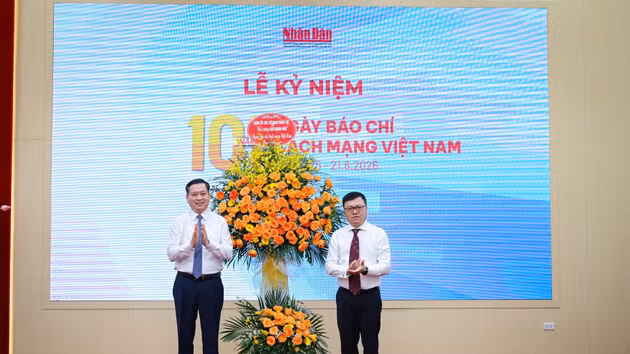 Nguyen Long Hai, subsecretario permanente del Comité partidista de los Órganos Centrales del PCV, entrega flores de felicitación al periódico Nhan Dan con motivo del 101º aniversario del Día de la Prensa Revolucionaria de Vietnam.