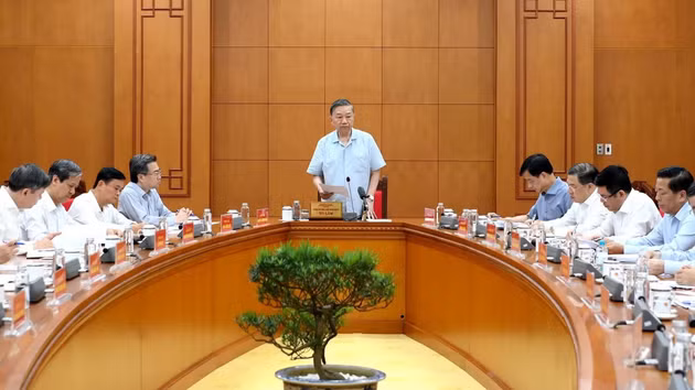 El secretario general del PCV y presidente de Vietnam, To Lam, preside la reunión.
