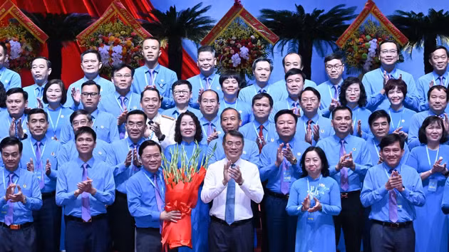  El primer ministro de Vietnam, Le Minh Hung, entrega flores para felicitar al Comité Ejecutivo de la Confederación General del Trabajo de Vietnam del XIV mandato. 
