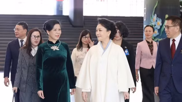 [Foto] Esposas de líderes de Vietnam y China sostienen intercambio en Pekín