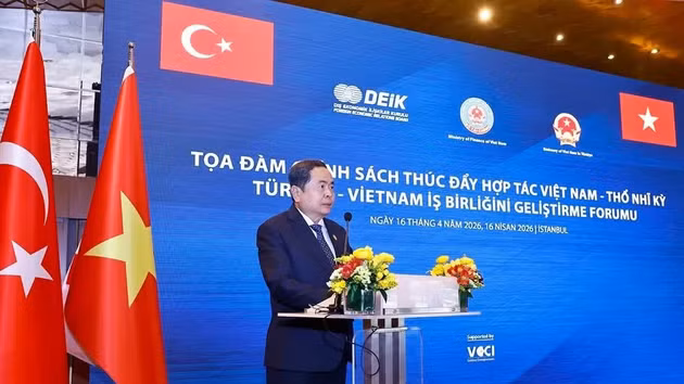 El presidente de la ANV, Tran Thanh Man, pronuncia un discurso en la sesión inaugural del coloquio. (Foto: Doan Tan/VNA)