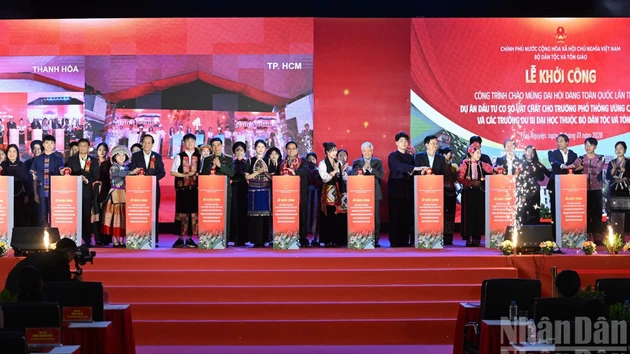 El primer ministro Pham Minh Chinh y dirigentes del Partido y del Estado realizan la ceremonia de inicio de las obras.