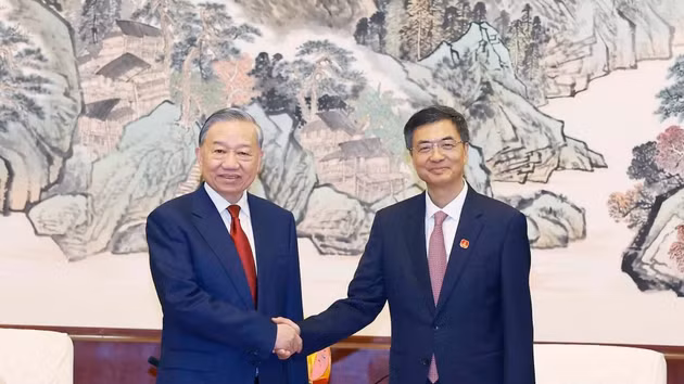 El secretario general del Partido Comunista y presidente de Vietnam, To Lam, recibe a Chen Gang, secretario del Comité del Partido de la Región Autónoma Zhuang de Guangxi. (Foto: Thong Nhat/VNA)