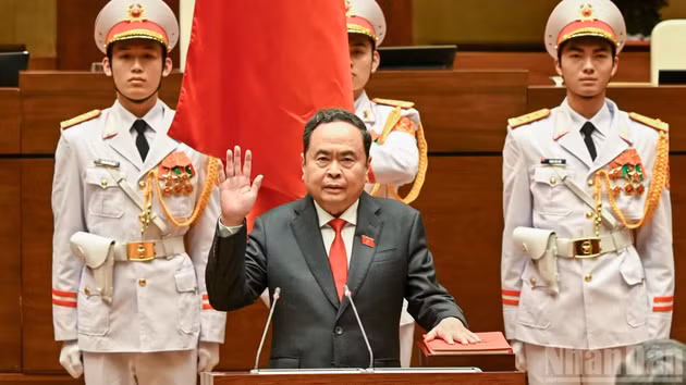 El presidente de la Asamblea Nacional, Tran Thanh Man, presta juramento de investidura como Presidente de la Asamblea Nacional de la República Socialista de Vietnam de la XVI legislatura.