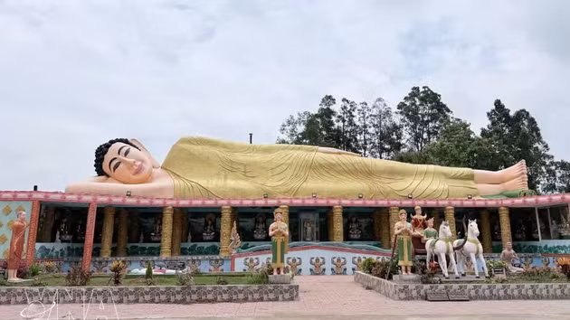 La estatua del Buda reclinado entrando en el Nirvana, de 100 metros de longitud, en la pagoda Serey Meang Kol Sa Kor. (Foto: VNA)