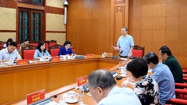 [Foto] Máximo dirigente revisa trabajos sobre la medicina tradicional de Vietnam