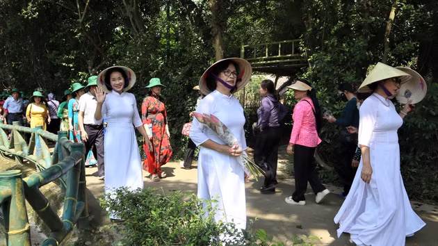 Multitudes visitan tierra natal del Presidente Ho Chi Minh