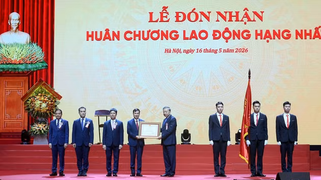 [Foto] Máximo dirigente vietnamita asiste a la ceremonia por 120 aniversario de Universidad Nacional de Hanói