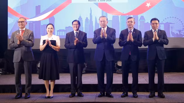 El secretario general del Partido Comunista y presidente de Vietnam, To Lam, y el presidente filipino, Ferdinand Romualdez Marcos Jr., junto con delegados de ambos países, asisten al evento. (Foto: VNA)