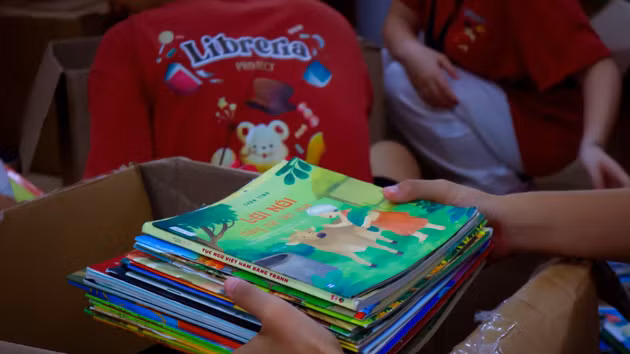 [Foto] Estudiantes de Hanói se unen para construir estanterías y fomentar la lectura