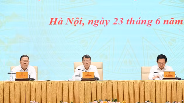 El primer ministro vietnamita, Le Minh Hung, preside el evento.