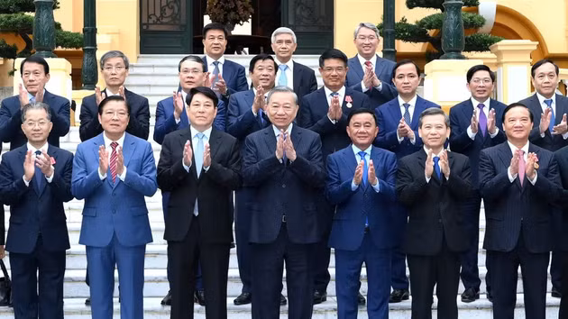 El secretario general del PCV y presidente de Vietnam, To Lam, los líderes, exlíderes del Partido y del Estado, y delegados en la conferencia.