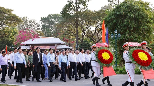 [Foto] Líder legislativo vietnamita ofrece inciensos en homenaje a Nguyen Sinh Sac en provincia de Dong Thap