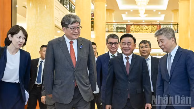 El miembro permanente del Secretariado del Comité Central del Partido Comunista de Vietnam, Tran Cam Tu, recibe al secretario general interino del Partido Liberal Democrático de Japón, Hagiuda Koichi. (Foto: Duy Linh)