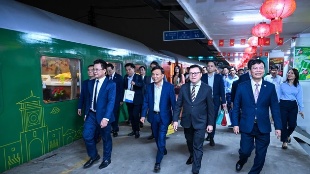 Le Quoc Minh, miembro del Comité Central del PCV, presidente-editor del periódico Nhan Dan, subjefe de la Comisión de Propaganda y Movilización de Masas del Comité Central del PCV y titular de la Asociación de Periodistas del país, y líderes del sector ferroviario y empresas colaboradoras, visitan, animan y felicitan por el Año Nuevo Lunar a funcionarios y trabajadores ferroviarios.