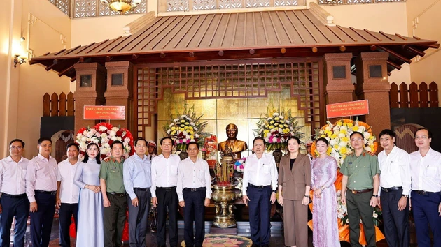 [Foto] Líder legislativo vietnamita rinde homenaje a exlíderes del Partido y del Estado en Vinh Long