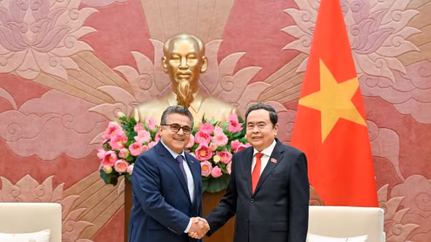 El presidente de la Asamblea Nacional vietnamita, Tran Thanh Man, recibe al embajador palestino, Saadi Salama. (Foto: Duy Linh)