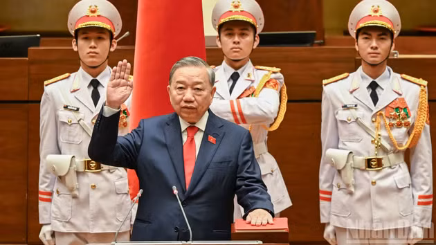 [Foto] Máximo dirigente partidista jura su cargo de presidente de Vietnam
