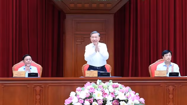 El secretario general del PCV y presidente de Vietnam, To Lam; el miembro permanente del Secretariado del Comité Central del PCV, Tran Cam Tu; y el jefe de la Comisión de Organización del Comité Central del PCV, Nguyen Duy Ngoc, presiden la reunión.