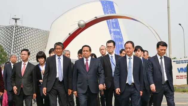 [Foto] Premier vietnamita asiste a ceremonia de inauguración de Centro Espacial de Vietnam