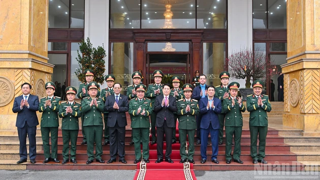 [Foto] Presidente vietnamita visita a fuerzas armadas de Región Militar 2 por el Año Nuevo Lunar