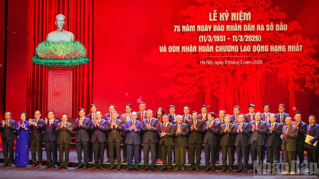 [Foto] Gran fiesta de generaciones de periodistas de Nhan Dan