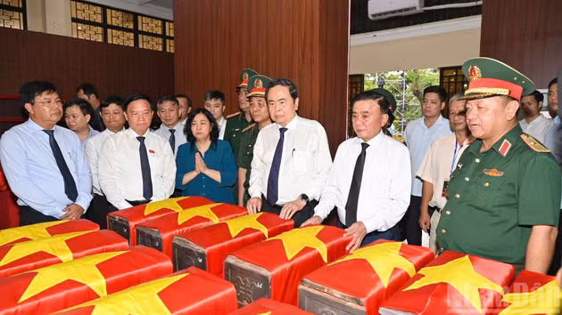 [Foto] Legislador vietnamita rinde homenaje a héroes y mártires en Parque Le Thi Rieng