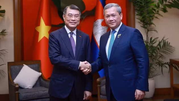 El primer ministro vietnamita, Le Minh Hung, se reúne con su similar camboyano, Hun Manet. (Foto: VNA)