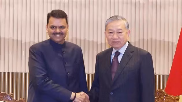 El secretario general del Partido Comunista de Vietnam y presidente del país, To Lam, recibe al ministro jefe del estado de Maharashtra, Devendra Fadnavis.