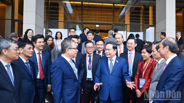 El presidente de la Asamblea Nacional vietnamita, Tran Thanh Man, y los líderes del Ministerio de Relaciones Exteriores, embajadores y jefes de las misiones diplomáticas vietnamitas en el extranjero. (Foto: Duy Linh)