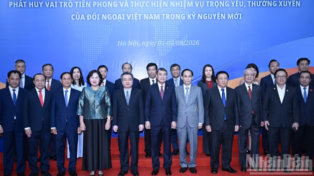 El primer ministro vietnamita, Le Minh Hung, y los líderes y delegados en la sesión plenaria.