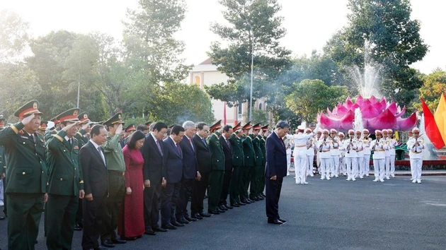 [Foto] Líder partidista vietnamita ofrece inciensos en homenaje a héroes y mártires en Región Militar 9 