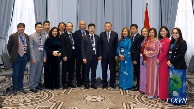 El secretario general del Partido Comunista de Vietnam y presidente del país, To Lam, recibe a destacados intelectuales y científicos de la Asociación de Intelectuales y Expertos Vietnamitas en Australia. (Foto: VNA)