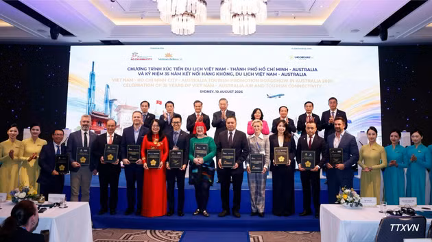 El secretario general del Partido Comunista de Vietnam y presidente del país, To Lam, presencia la firma de acuerdos de cooperación entre el Servicio de Turismo de Ciudad Ho Chi Minh, la aerolínea nacional Vietnam Airlines, el grupo Saigontourist y socios australianos. (Foto: VNA)