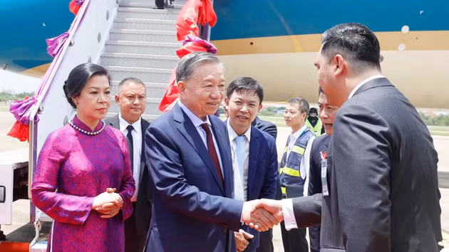 Autoridades de la provincia tailandesa de Udon Thani reciben al secretario general del Partido Comunista de Vietnam y presidente del país, To Lam. (Foto: VNA)