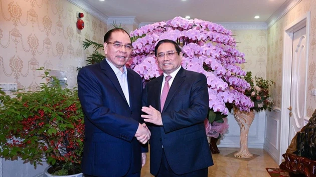 El primer ministro Pham Minh Chinh felicita al ex secretario general del Partido Comunista de Vietnam Nong Duc Manh.