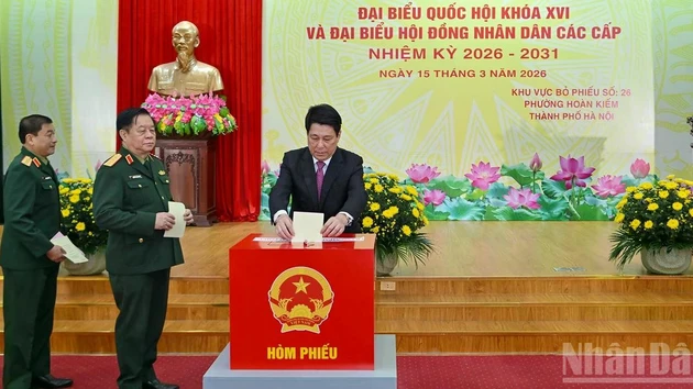 [Foto] Presidente vietnamita vota en el barrio capitalino de Hoan Kiem