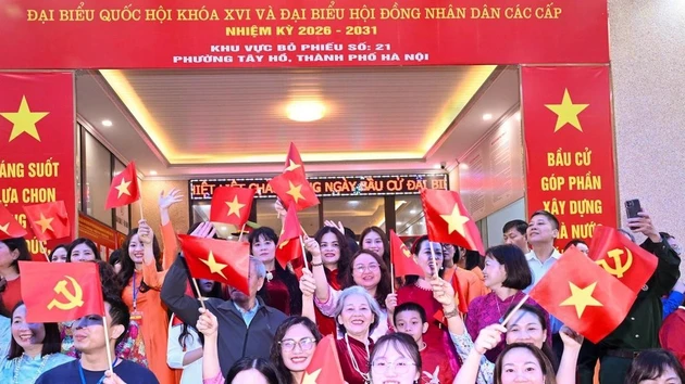 [Foto] Primer ministro de Vietnam ejerce su derecho al voto en las elecciones legislativas