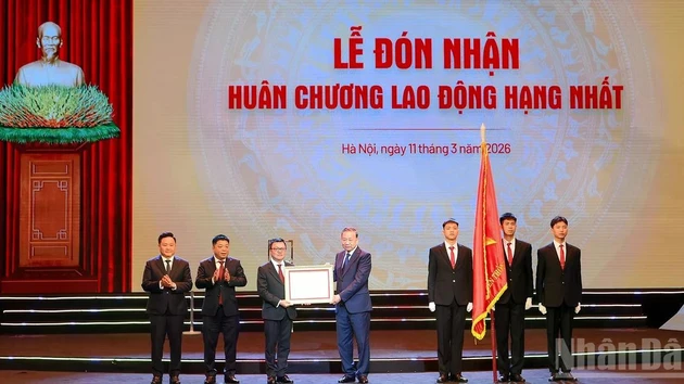 [Foto] Periódico Nhan Dan recibe la Orden del Trabajo de Primera Clase