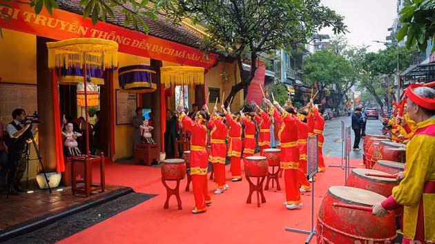 El sonido del tambor marca la inauguración del Festival del Templo de Bach Ma 2026.