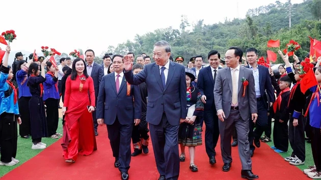[Foto] Dirigentes vietnamitas asisten al acto de inicio de construcción de internados en zonas fronterizas