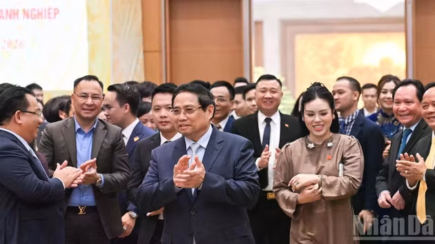 [Foto] Premier de Vietnam dirige conferencia “Las empresas contribuyen al crecimiento de dos dígitos"