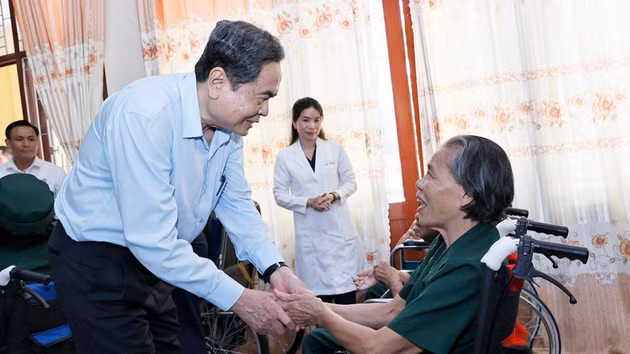 [Foto] Líder legislativo de Vietnam entrega regalos a inválidos de guerra en Ciudad Ho Chi Minh
