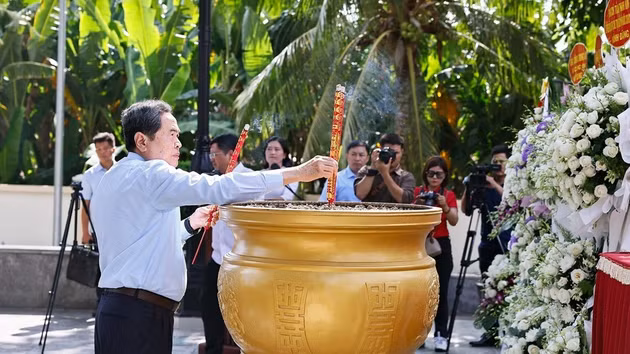 El dirigente legislativo, Tran Thanh Man, ofrece incienso en cementerio de mártires de Long Dien Dat Do.
