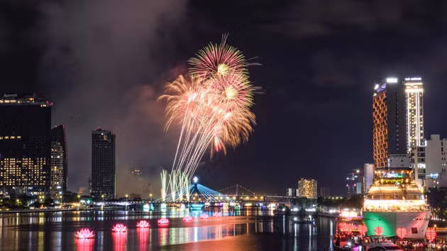 [Fotos] Deslumbrante sinfonía de luces en el cielo de Da Nang