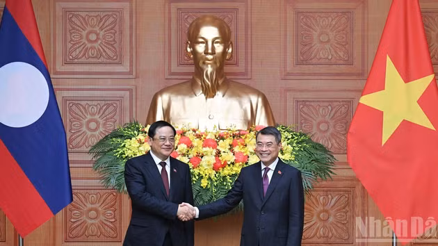 [Foto] Primer ministro de Vietnam dialoga con su homólogo laosiano 